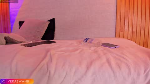 Snapshot of veraswan1 chatting on December 6, 1:29 am veraswan1 online show from December 6, 1:29 am