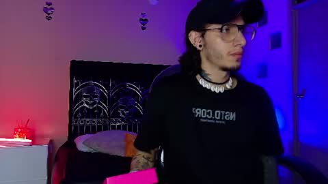Snapshot of vergil_noir chatting on June 20, 4:37 am vergil_noir online show from June 20, 4:37 am