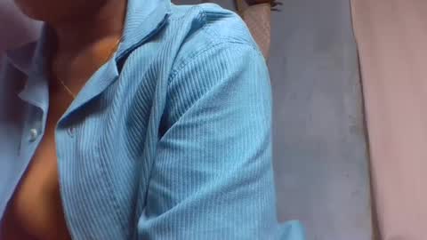 Snapshot of verolla31 chatting on February 24, 2:51 am verolla31 online show from February 24, 2:51 am