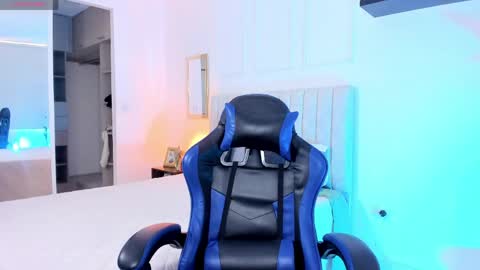 VERONICA online show from April 14, 1:50 pm