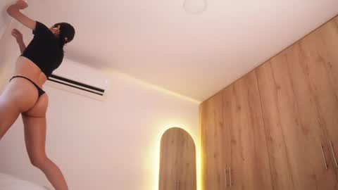 Snapshot of veronica_mendez1 chatting on December 13, 7:53 pm Veronica online show from December 13, 7:53 pm