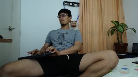 Snapshot of versatileguuy chatting on December 20, 2:29 am versatileguuy online show from December 20, 2:29 am