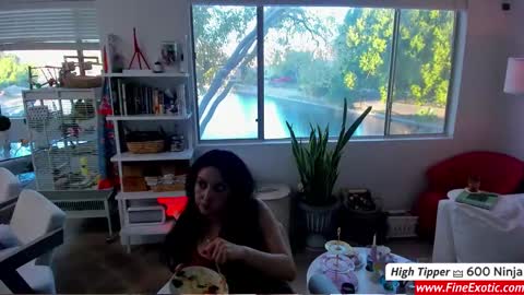 Snapshot of vesafine chatting on December 7, 11:23 pm vesafine online show from December 7, 11:23 pm