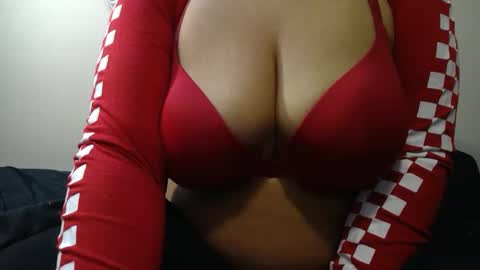 Snapshot of vibe_xxxo chatting on January 8, 2:36 am vibe_xxxo online show from January 8, 2:36 am