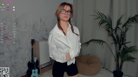 Snapshot of vibes_of_joy chatting on December 28, 8:15 pm Mikky online show from December 28, 8:15 pm