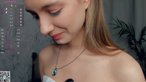 Snapshot of vibes_of_joy chatting on December 30, 11:28 pm Mikky online show from December 30, 11:28 pm