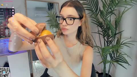 Snapshot of vibes_of_joy chatting on February 10, 11:25 am Mikky online show from February 10, 11:25 am