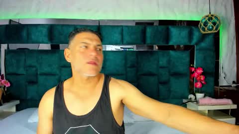 Snapshot of vicesweet chatting on February 9, 5:33 am antonia y andrew online show from February 9, 5:33 am