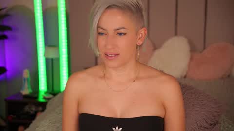 Snapshot of vickysecret96 chatting on November 9, 6:17 pm vickysecret96 online show from November 9, 6:17 pm