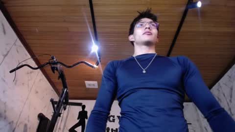 Victor Oliveira online show from April 6, 7:15 pm