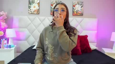 Snapshot of victoria__lee_ chatting on May 21, 3:35 am victoria__lee_ online show from May 21, 3:35 am