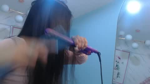 Snapshot of victoria_hernandez_t chatting on April 23, 1:02 pm Victoria online show from April 23, 1:02 pm