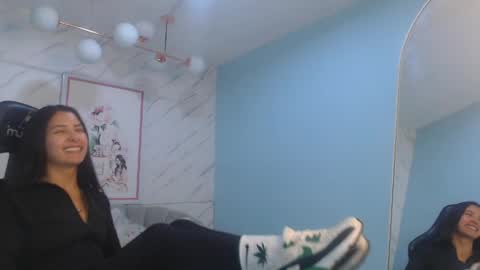 Snapshot of victoria_hernandez_t chatting on April 28, 1:05 pm Victoria online show from April 28, 1:05 pm