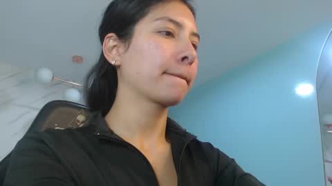 Snapshot of victoria_hernandez_t chatting on May 4, 1:07 pm Victoria online show from May 4, 1:07 pm