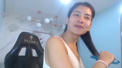 Snapshot of victoria_hernandez_t chatting on May 16, 12:59 pm Victoria online show from May 16, 12:59 pm