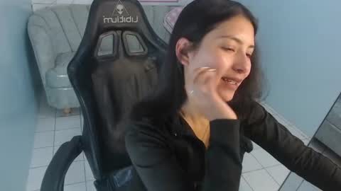 Snapshot of victoria_hernandez_t chatting on June 27, 1:50 pm Victoria online show from June 27, 1:50 pm