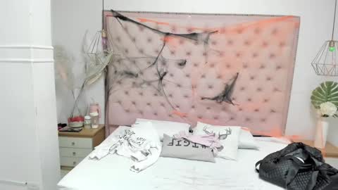 Snapshot of victoria_kitt chatting on October 22, 3:12 pm victoria_kitt online show from October 22, 3:12 pm