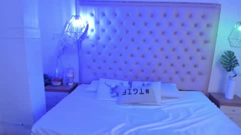 Snapshot of victoria_kitt chatting on November 9, 6:50 pm victoria_kitt online show from November 9, 6:50 pm