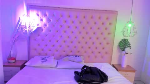Snapshot of victoria_kitt chatting on November 17, 7:19 pm victoria_kitt online show from November 17, 7:19 pm