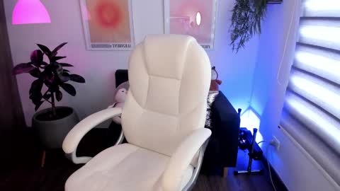 Victoria  online show from March 6, 1:35 pm