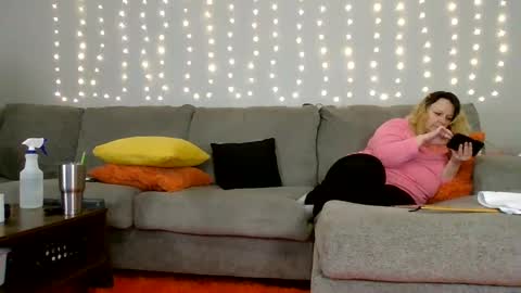 Snapshot of victoriaandjesse chatting on December 6, 2:38 pm Victoria and Jesse online show from December 6, 2:38 pm