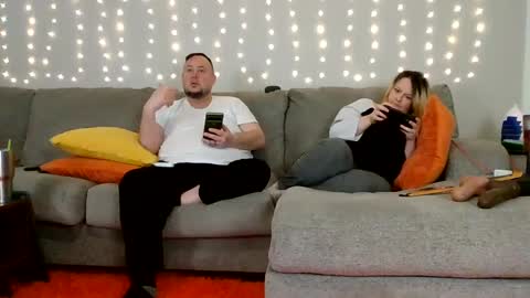 Snapshot of victoriaandjesse chatting on December 7, 11:12 pm Victoria and Jesse online show from December 7, 11:12 pm