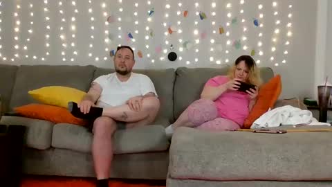 Snapshot of victoriaandjesse chatting on December 17, 4:45 am Victoria and Jesse online show from December 17, 4:45 am