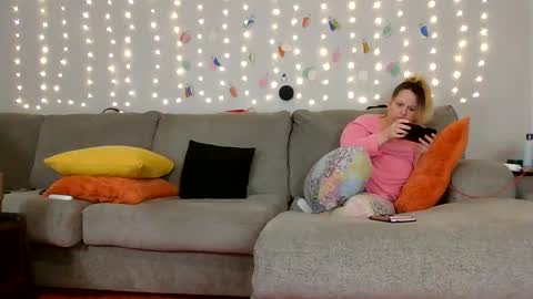 Snapshot of victoriaandjesse chatting on December 21, 3:03 am Victoria and Jesse online show from December 21, 3:03 am