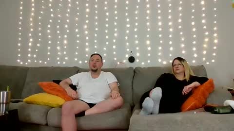 Snapshot of victoriaandjesse chatting on December 23, 9:16 am Victoria and Jesse online show from December 23, 9:16 am
