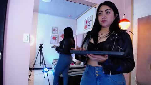 VICTORIA JOHNS online show from January 16, 5:55 pm