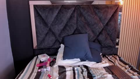 VICTORIA JOHNS online show from February 10, 1:11 pm