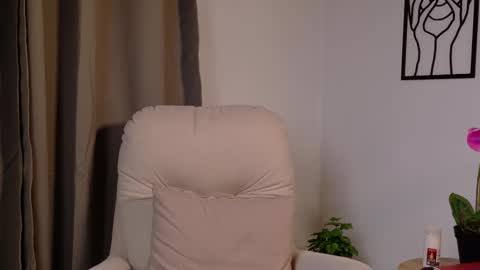 VictoriaNova online show from February 6, 12:37 am