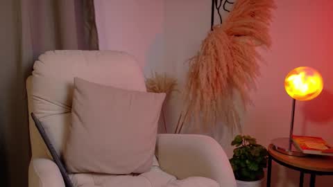 VictoriaNova online show from February 26, 6:18 pm