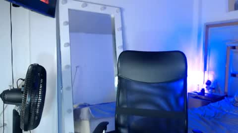 Snapshot of victoriaphillips chatting on June 25, 2:33 am ONLYFANS online show from June 25, 2:33 am