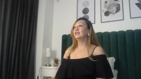 Snapshot of victoriaqueen_fg_ chatting on September 30, 1:27 pm victoriaqueen_fg_ online show from September 30, 1:27 pm