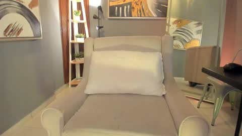 Snapshot of vienah_louis chatting on February 27, 2:55 am vienah_louis online show from February 27, 2:55 am