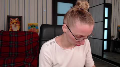 Snapshot of vikaericka chatting on May 6, 10:09 am Vika online show from May 6, 10:09 am