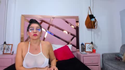 Snapshot of vikitomson chatting on January 25, 3:52 pm vikiTomson online show from January 25, 3:52 pm