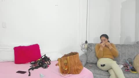 Snapshot of vikitomson chatting on February 20, 12:36 pm vikiTomson online show from February 20, 12:36 pm