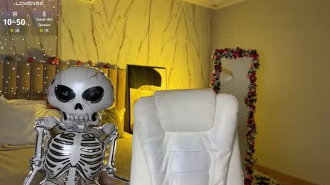 Snapshot of vikky_moon chatting on October 28, 12:47 am Vikky online show from October 28, 12:47 am