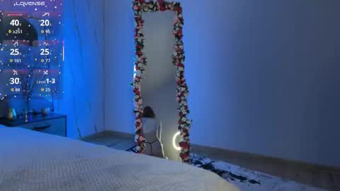 Snapshot of vikky_moon chatting on November 14, 1:15 am Vikky online show from November 14, 1:15 am