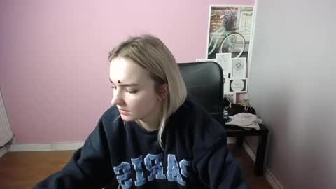 Snapshot of viktoria_lovely chatting on January 2, 9:22 am viktoria_lovely online show from January 2, 9:22 am