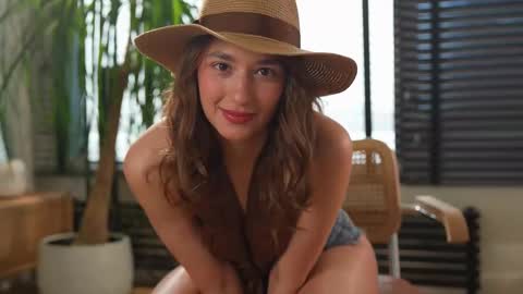 Snapshot of villanelle_l chatting on February 11, 10:37 am Lana online show from February 11, 10:37 am