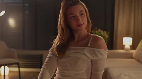 Snapshot of villanelle_l chatting on November 18, 9:47 am Lana online show from November 18, 9:47 am