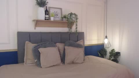 V I O L E T  online show from April 9, 2:00 pm