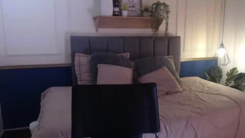 V I O L E T  online show from April 10, 1:38 pm