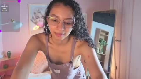 Snapshot of violet__15 chatting on July 10, 3:58 pm violet__15 online show from July 10, 3:58 pm