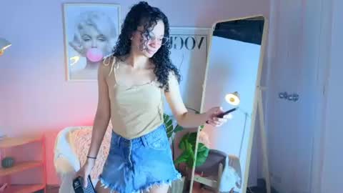 Snapshot of violet__15 chatting on July 14, 12:11 pm violet__15 online show from July 14, 12:11 pm