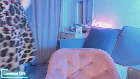 violet____h online show from October 18, 7:25 pm