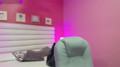 Snapshot of violet_sinclair chatting on May 4, 11:28 am violet_sinclair online show from May 4, 11:28 am